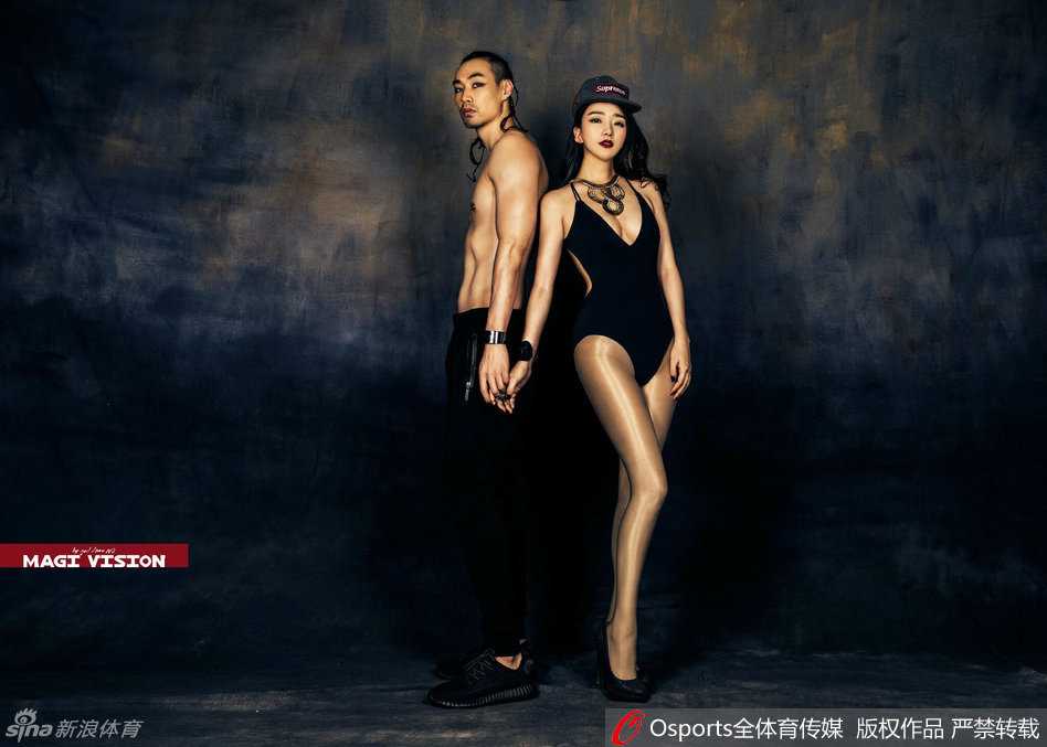 孟达赤裸上身展示雕塑般肌肉线条，妻子依偎身旁眼神迷离，黑指甲油细节酷劲十足