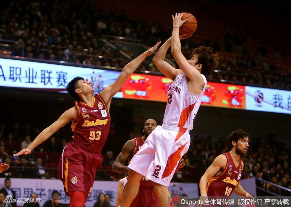 丁彦雨航在多人包夹下强行出手，眼神坚毅如炬