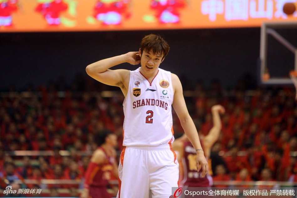 睢冉受伤痛苦倒地，队友们关切地围拢过来