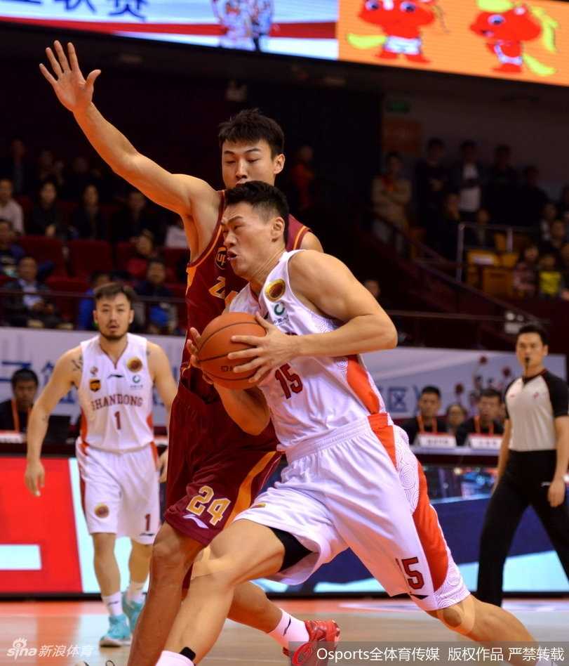 莫泰尤纳斯单手挂筐暴扣，篮筐仿佛都在颤抖