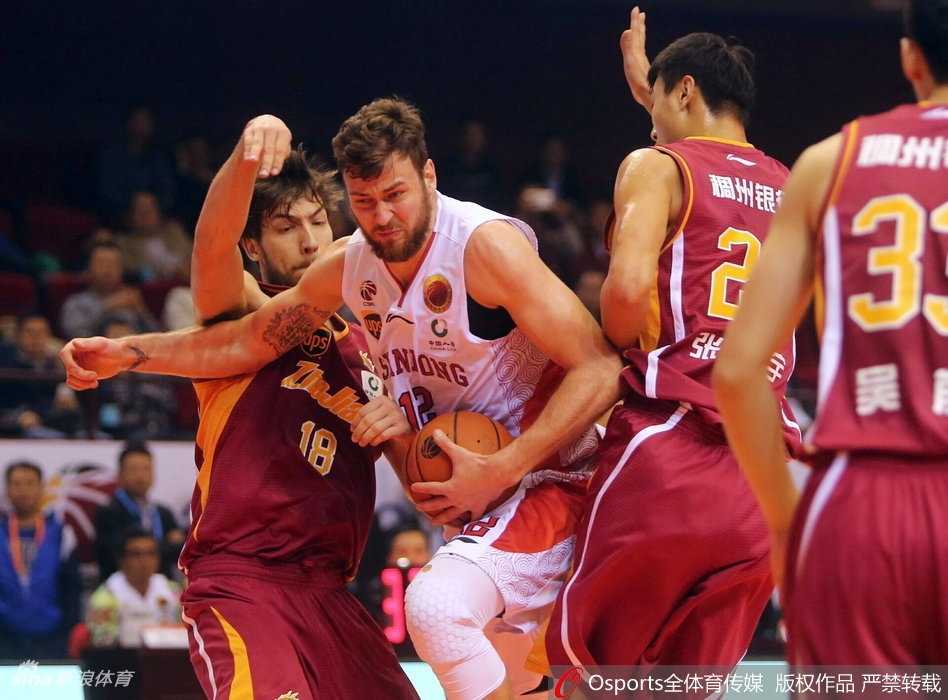 陶汉林旱地拔葱双手灌篮，展现内线绝对统治力