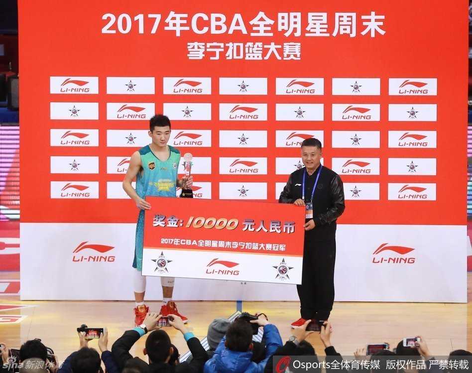 广厦新星孙铭徽在扣篮大赛决赛中飞跃队友，上演一记惊为天人的隔人暴扣，瞬间点燃全场激情，评委们毫不犹豫地亮出了满分的牌子。