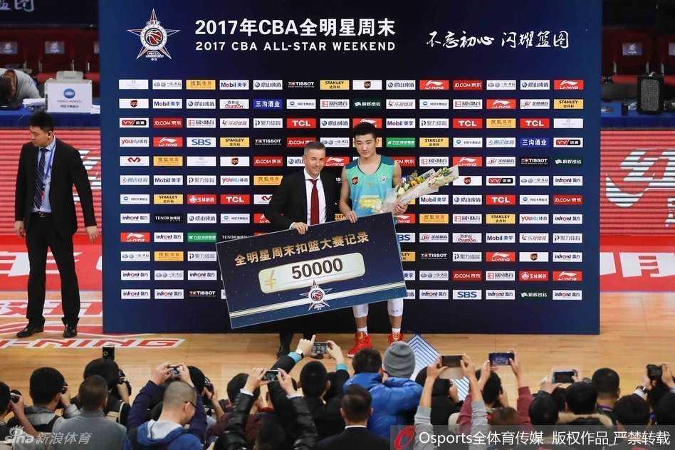 丁彦雨航在全明星正赛结束后荣获MVP，颁奖台上他高高举起奖杯，面带谦逊而自信的微笑，四周的彩带如同为他加冕的皇冠上的金缕。