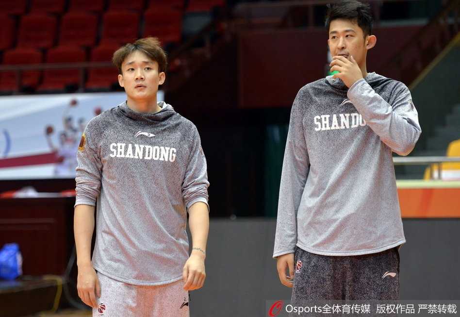 训练间隙丁彦雨航与队友勾肩搭背，笑得像个两百斤的孩子毫无巨星架子