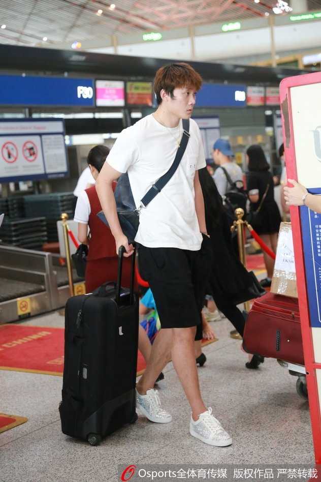 丁彦雨航在抵达酒店后，迎面碰上下楼取外卖的队友们。他看着队友手里热气腾腾的中餐外卖，眼中放光，忍不住伸手去薅自己标志性的头发，嘴里仿佛还在念叨着饿。