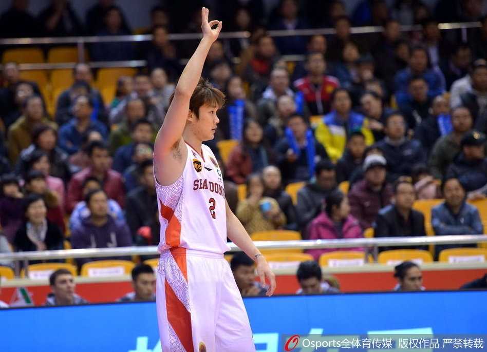 跳球瞬间，莫泰尤纳斯与广州队外援汉斯布鲁高高跃起，双手在空中划出弧线，大战一触即发的紧张气氛弥漫整个球场。