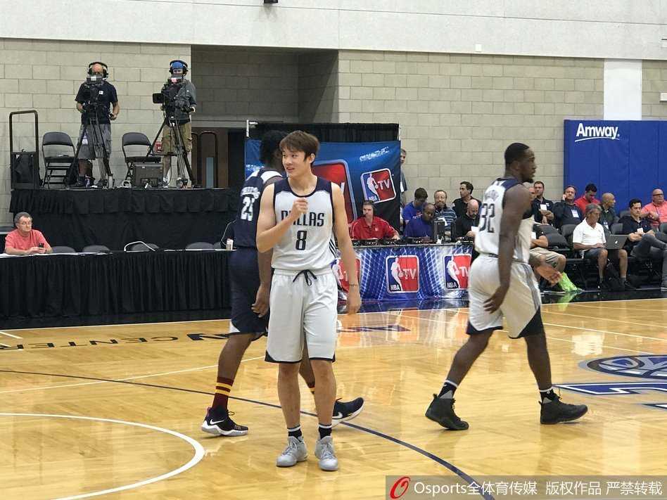 丁彦雨航身披小牛队8号战袍，在夏季联赛的赛场上眼神坚毅，全神贯注地凝视前方，仿佛一头蓄势待发的猎豹，随时准备撕裂对手的防线。