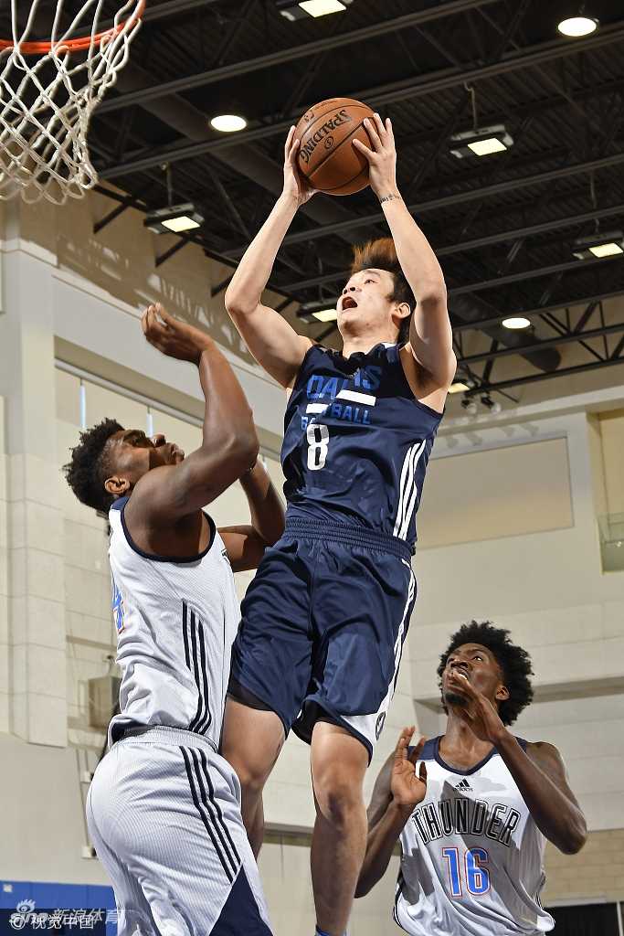 丁彦雨航在三分线外持球，目光搜寻着跑位的队友，准备送出一记精准的传球。