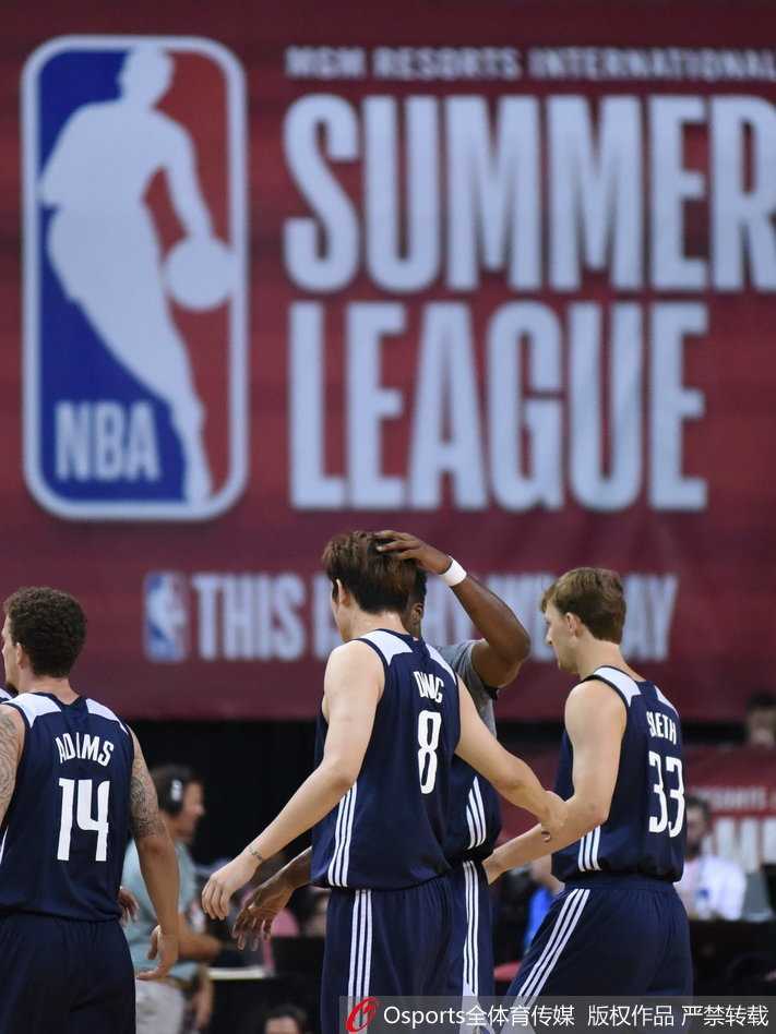 丁彦雨航命中投篮后，场下的队友们纷纷伸出手与他击掌庆祝，气氛热烈