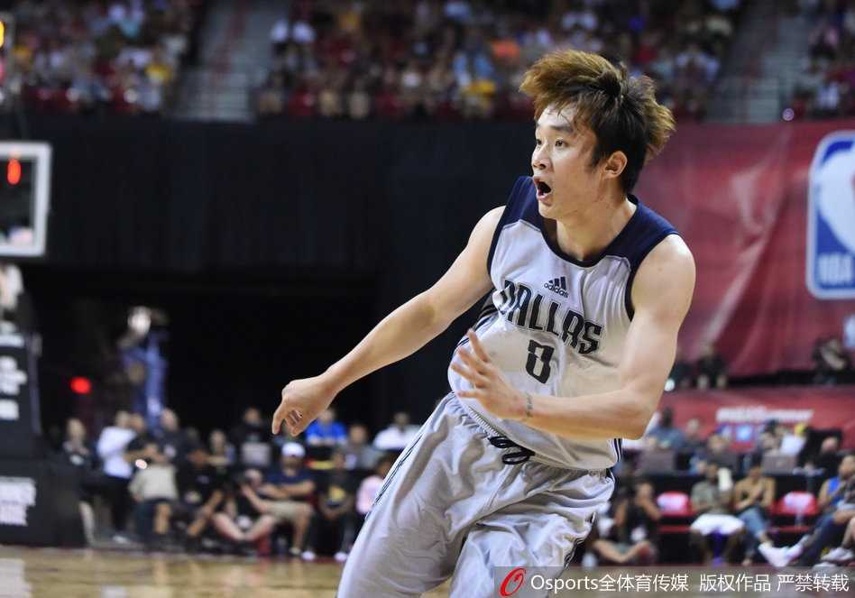 面对防守人，丁彦雨航毫不犹豫地选择三分出手，球在空中划过一道美丽的弧线。