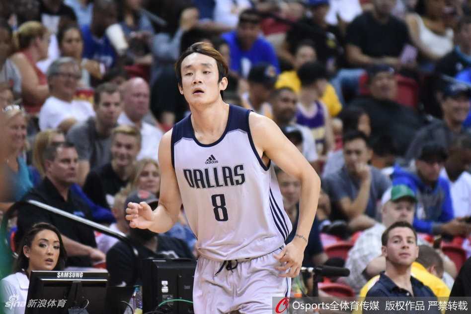 丁彦雨航在防守端露出自信的微笑，他张开双臂用脚步和积极性干扰对手的进攻。