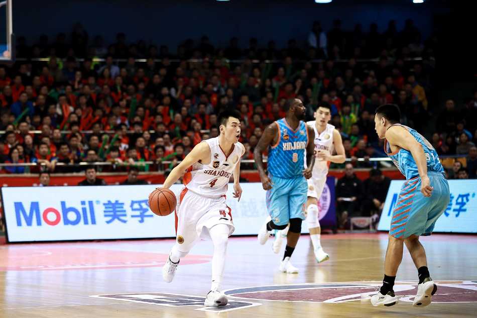 周琦持球面对陶汉林的贴身防守，利用身高优势高举高打，试图寻找传球或转身进攻的缝隙。