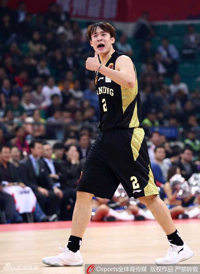 丁彦雨航高高跃起跳投，身体在空中形成完美的弓形，手指轻柔拨球，整套动作流畅如教科书般标准