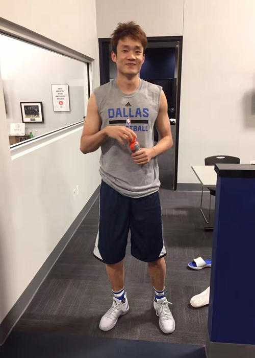 训练中的丁彦雨航高高跃起，手臂肌肉线条分明，在空中稳稳接住传来的篮球，仿佛要抓住那稍纵即逝的NBA机遇