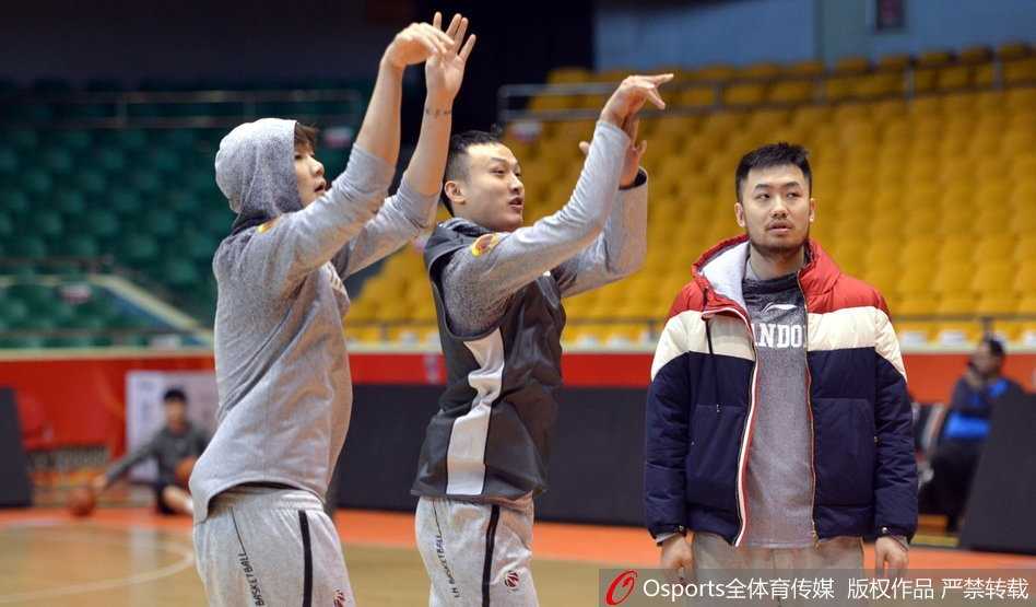 丁彦雨航在拉伸放松环节表情搞怪，张大嘴巴搞怪，旁边的队友也被他的表情逗乐。