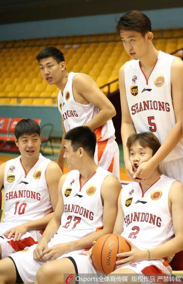 拍摄结束后，丁彦雨航搭着队友的肩膀走向场边，两人的背影在灯光下被拉长，仿佛预示着他们即将携手踏上新赛季的漫长征程，并肩作战。