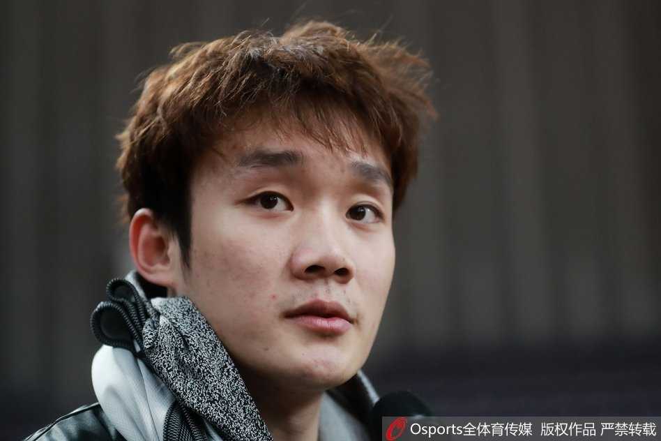 包好头发的小丁表情轻松，似乎对自己的新造型颇为满意，仿佛在说：这下你们没辙了吧，快来夸我的新创意！