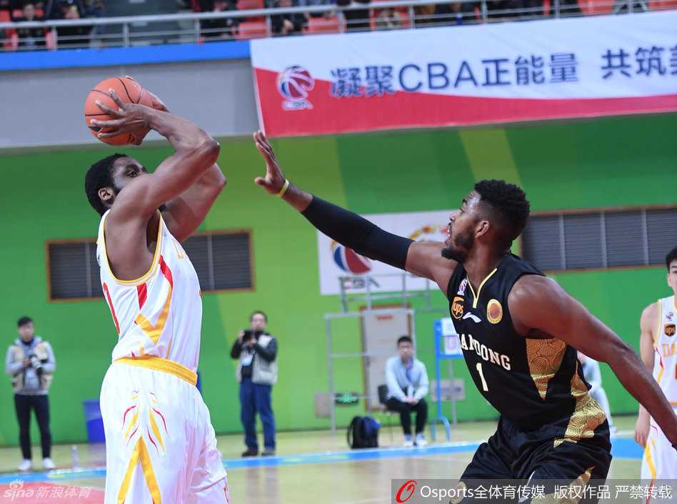 篮下风起云涌，迪奥古旱地拔葱，用一记遮天蔽日的强行封盖拒绝山东队的上篮，尽显内线猛兽本色。