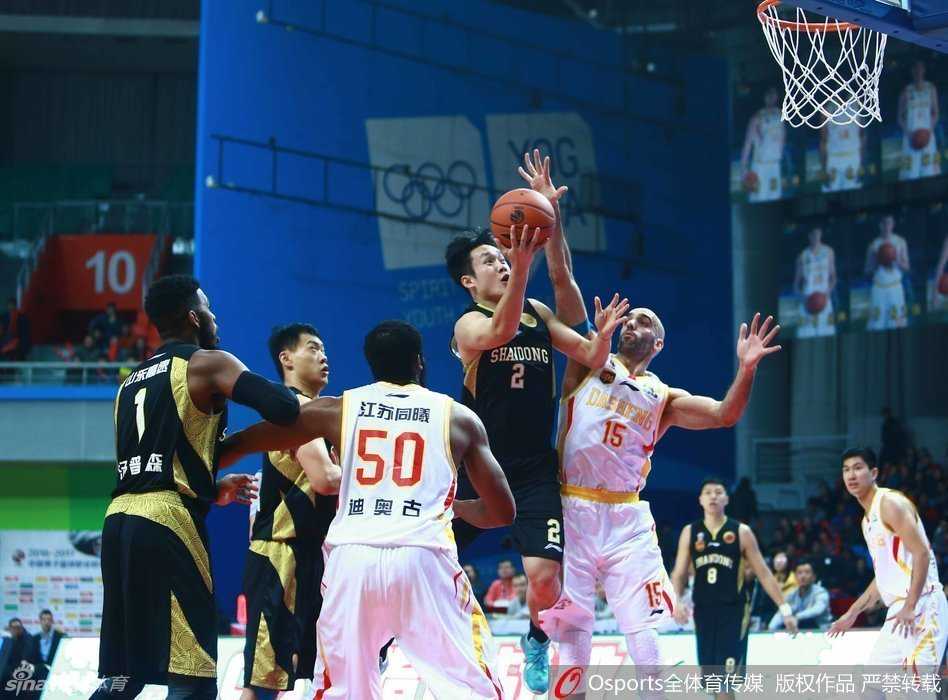 丁彦雨航眼神坚毅，运球直杀篮下，如同出鞘的利刃，准备强行撕裂同曦队的整条防线。