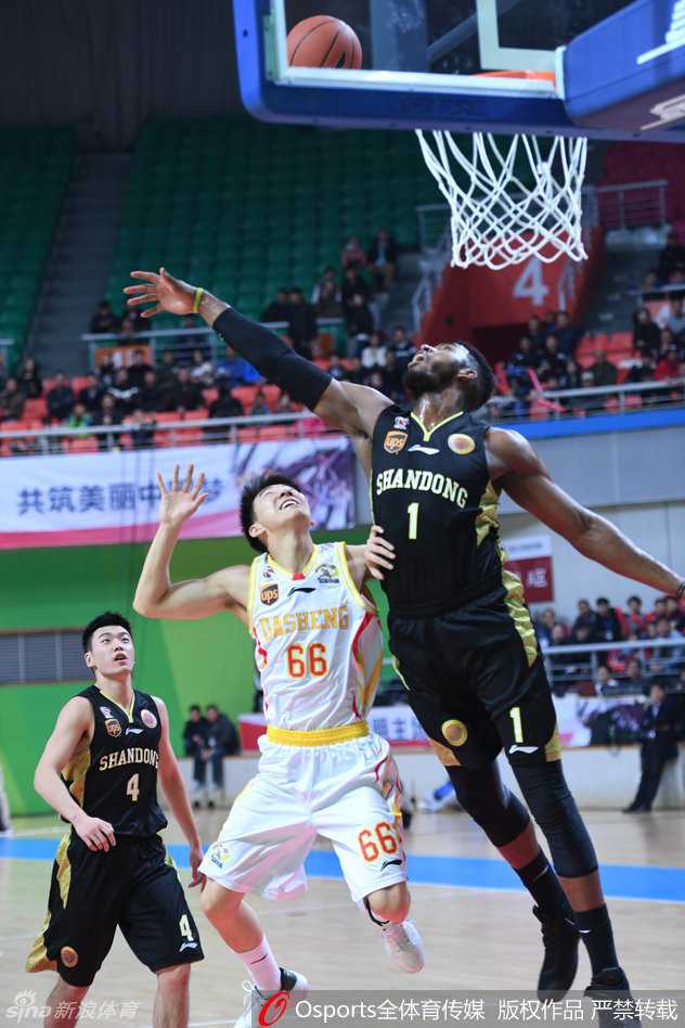 迪奥古高高跃起，用一记势大力沉的跳投惩罚对手，吴轲虽然奋力跳起封盖，却依然无法阻挡皮球坠入篮筐。