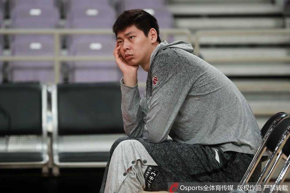 山东男篮新援莫泰尤纳斯在训练中上演精彩暴扣，这位NBA级别的内线球员动作舒展，力量十足，他的加盟让山东队的内线实力提升了一个档次。