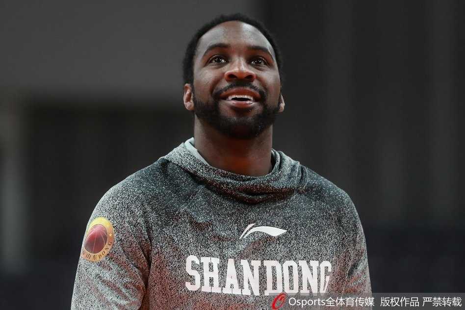 老将张庆鹏在训练间隙独自加练三分远投，宝刀不老的他眼神坚定，每一次出手都保持着极高的专注度，他的经验将是山东男篮替补席上的重要保障。