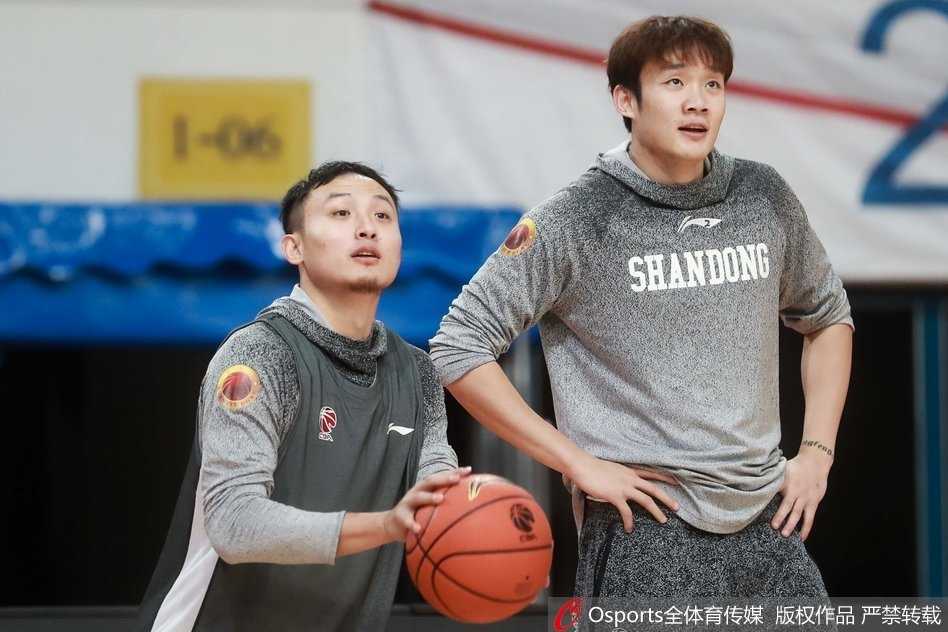 在力量训练区，丁彦雨航正在进行核心力量强化，汗水浸湿了他的衣衫，每一个动作都彰显着他对新赛季的渴望和对胜利的执着追求。