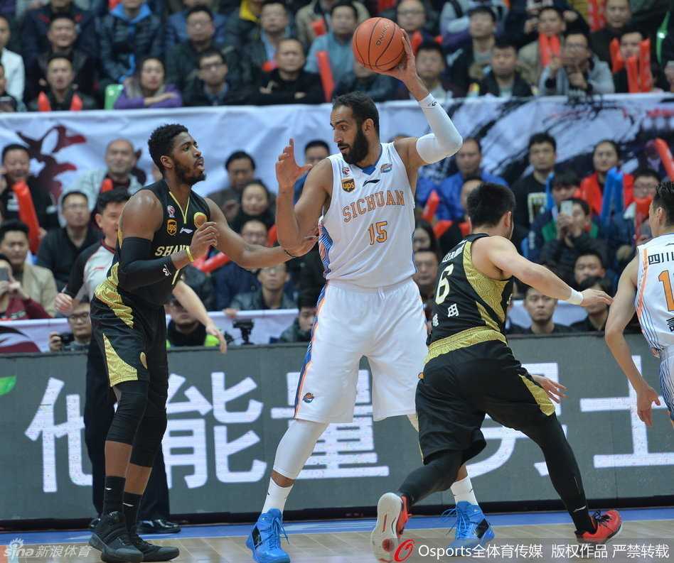 哈里斯面对防守果断跳投出手，皮球划出完美弧线，全场目光聚焦于这决定胜负的一刻