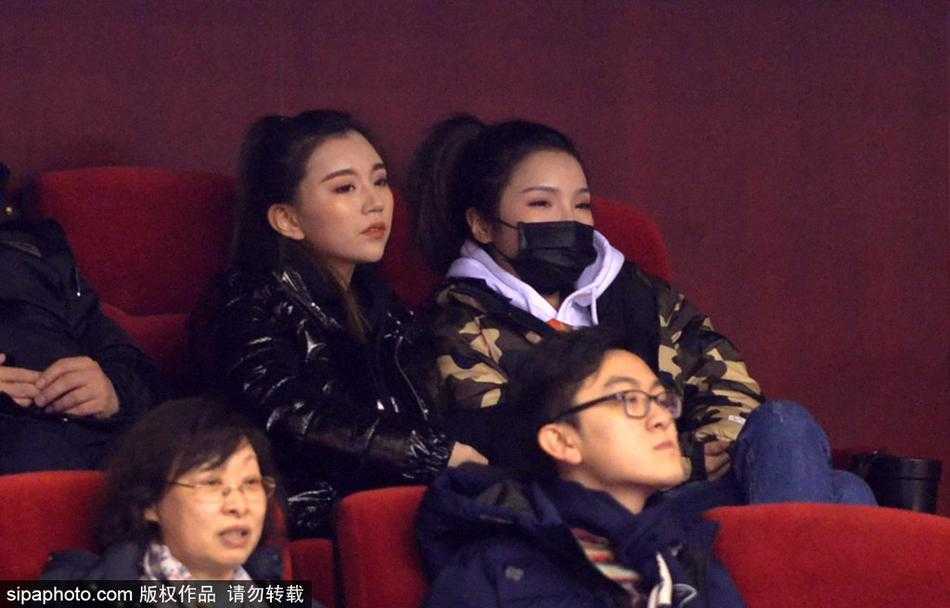比赛尘埃落定，丁彦雨航女友与睢冉妻子相视而笑，胜利的喜悦在两位美女的眼眸中流转，她们共同见证了山东男篮复仇卫冕冠军的荣耀之夜。