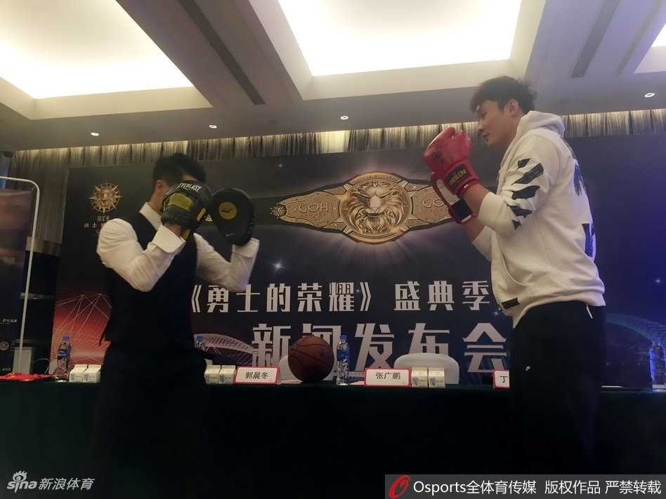 丁彦雨航眼神专注，奋力向前方击出一记重拳，肌肉线条在短袖下紧绷，颇有几分职业拳手的风采。