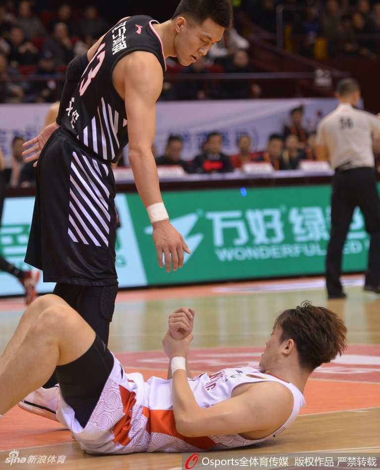 丁彦雨航坐在场边的板凳席上，低垂着头，工作人员拿来冰袋为他紧急冰敷手腕。他紧咬嘴唇，一言不发，周围的喧嚣仿佛与他无关，只有那肿胀的手腕记录着刚刚发生的惨烈一幕。