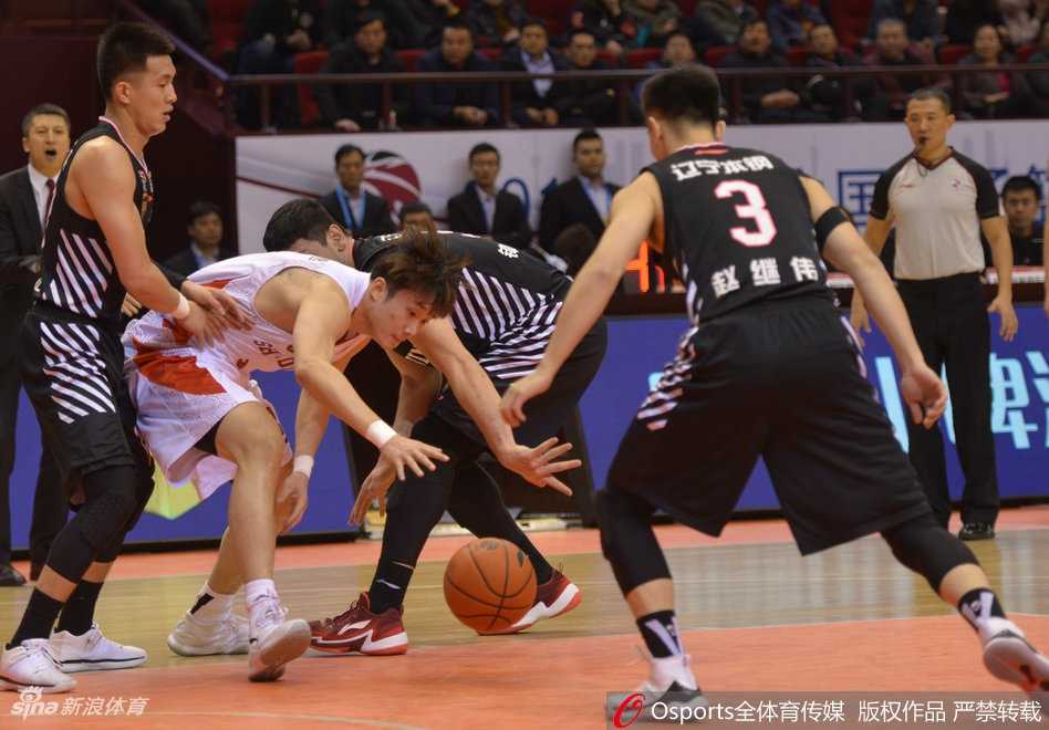 丁彦雨航在CBA赛场上不慎摔倒，右手手腕传来剧痛，他紧锁眉头，面部肌肉因疼痛而紧绷，身体蜷缩成一团，身边的辽宁队球员也关切地回头望向这位顽强的对手。