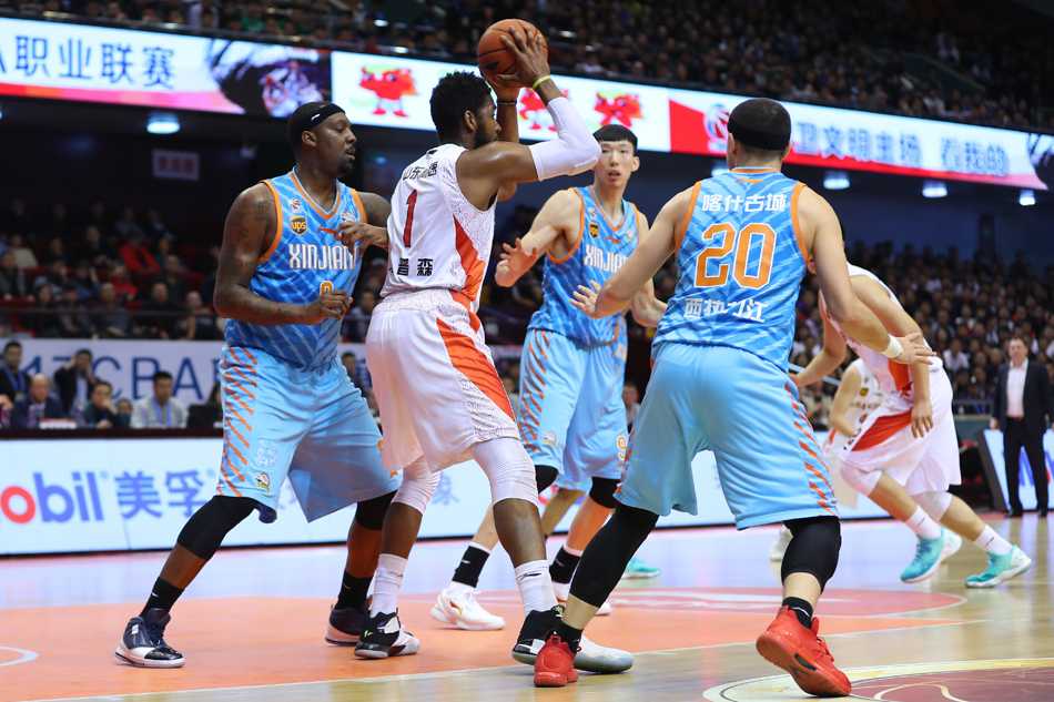 伤愈复出的周琦高高跃起，完成一记势大力沉的单手扣杀，整个球馆都能感受到他复出的能量。