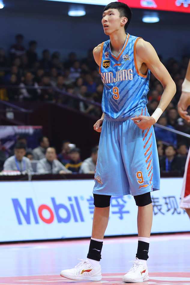 布莱切在比赛中露出夸张而自信的表情，仿佛一切尽在掌握，他的内线强攻让山东队无解。