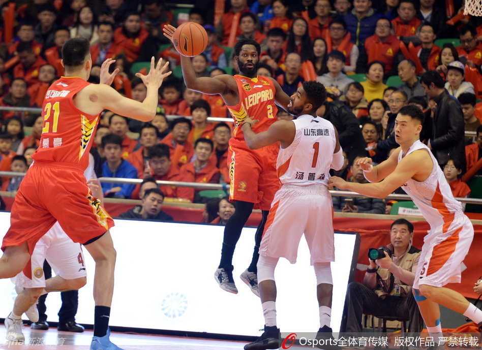 丁彦雨航面对严防毫无惧色，以一记标准的投篮姿势完成高难度出手，眼神充满杀气。