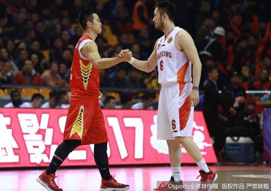 比赛结束的哨声响起，双方球员走向中场，用握手的方式表达对彼此的尊重与敬意。