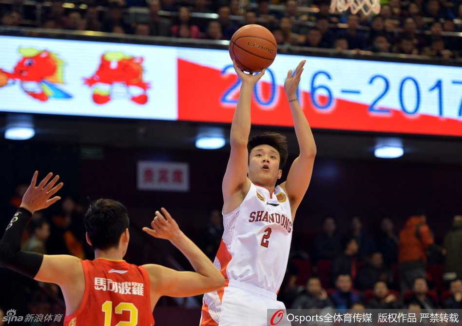 丁彦雨航在赛前热身时神情专注，目光如炬，为即将到来的激战做着最后准备。