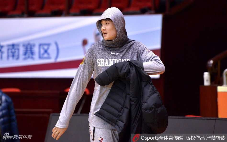 丁彦雨航在对抗训练中高高跃起，试图封盖队友的投篮，出色的弹跳和滞空能力让他在攻防两端都极具存在感。