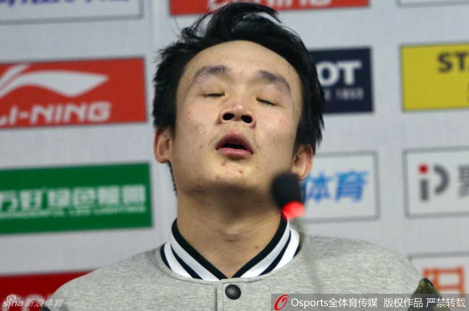 丁彦雨航手捧常规赛MVP奖杯，脸上挂着谦逊而坚定的微笑，这是对他整个赛季统治级表现的最佳褒奖。