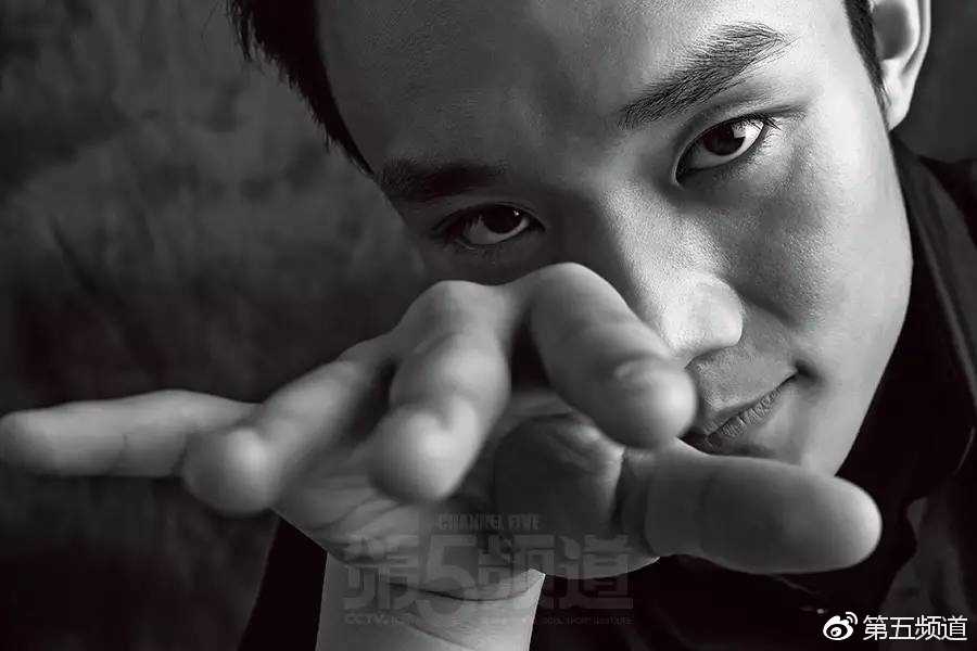 丁彦雨航眼神坚毅地凝视前方，杂志硬照中他身着休闲装，背景的暖色调光影衬托出其作为球队领袖的稳重与大气。