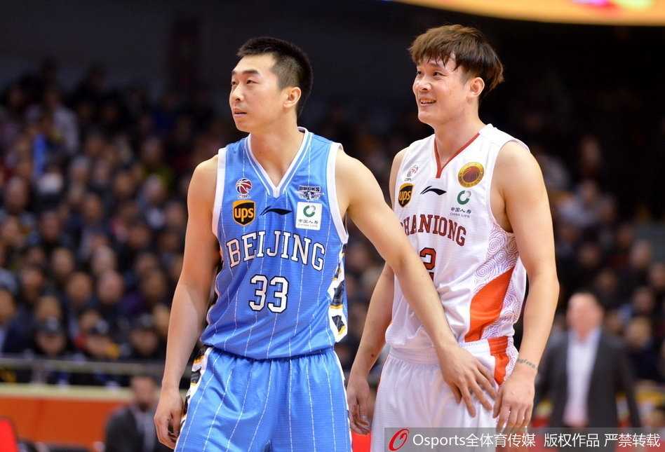 贾诚在乱军中高高跃起，以一敌众摘下前场篮板，落地瞬间迅速将球转移给外线的劳森，这次关键的篮板球为山东队的反击吹响号角。