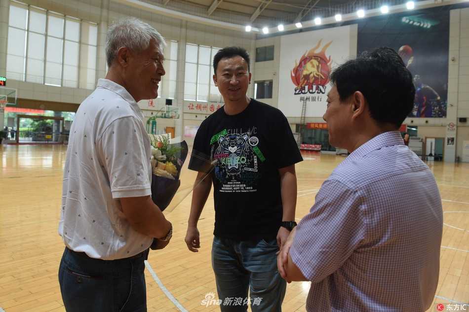 顺利抵达汇合地点后，蒋兴权神情轻松，他不仅是来指导战术，更是来传递一种永不言弃的篮球精神，将为年轻的浙江稠州队带来最宝贵的财富。