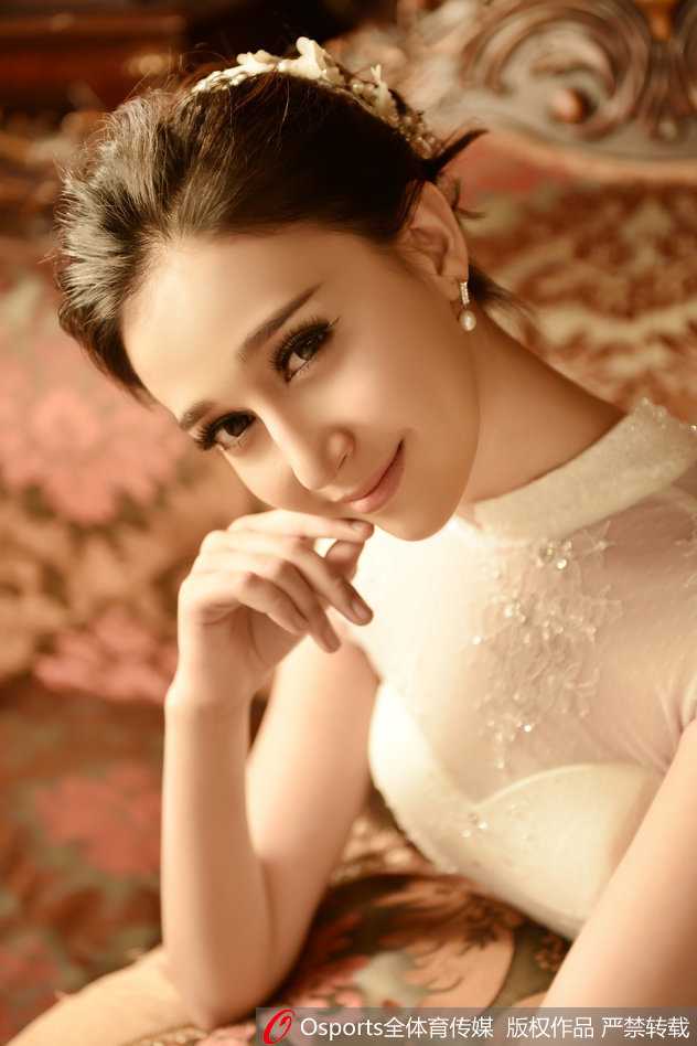 西热力江与妻子美丽热甜蜜依偎，这位曾经的中央戏剧学院校花，笑容里满是嫁给爱情的幸福模样。