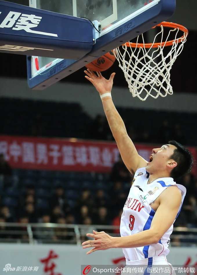 此役最大功臣李荣培出手三分后仍保持着投篮手型，目光紧紧跟随在空中划出完美弧线的篮球，这自信的一球承载着全队终结连败的渴望。