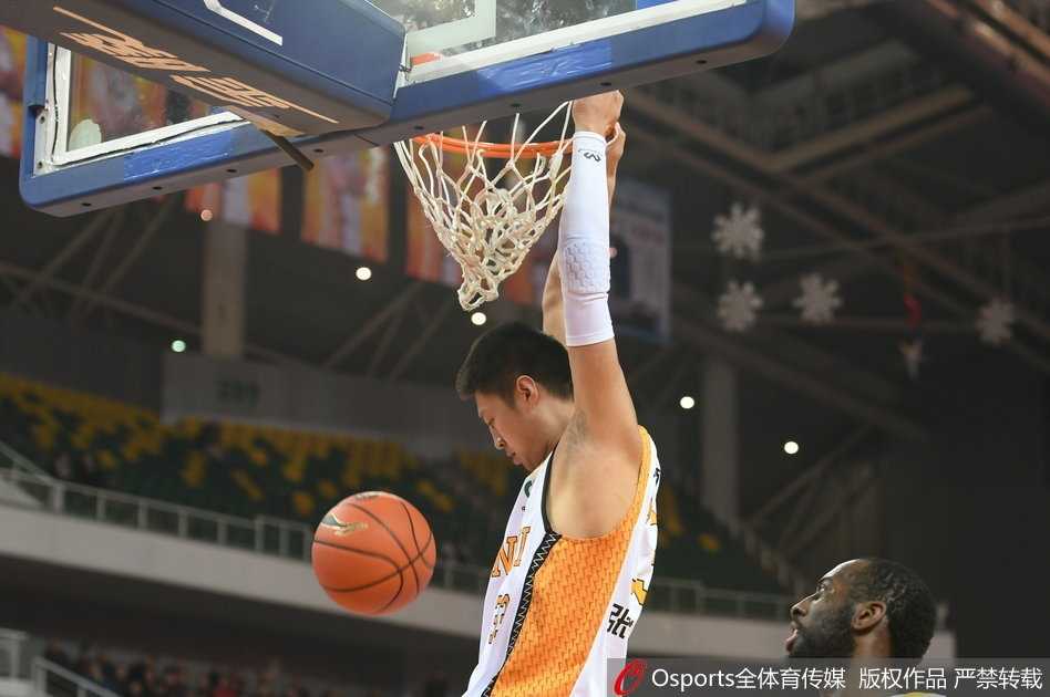 尽管比分落后，山西队精神领袖斯科拉仍在篮下用他娴熟的梦幻脚步晃开防守，艰难地将球放进篮筐，拼尽全力捍卫主场荣耀。