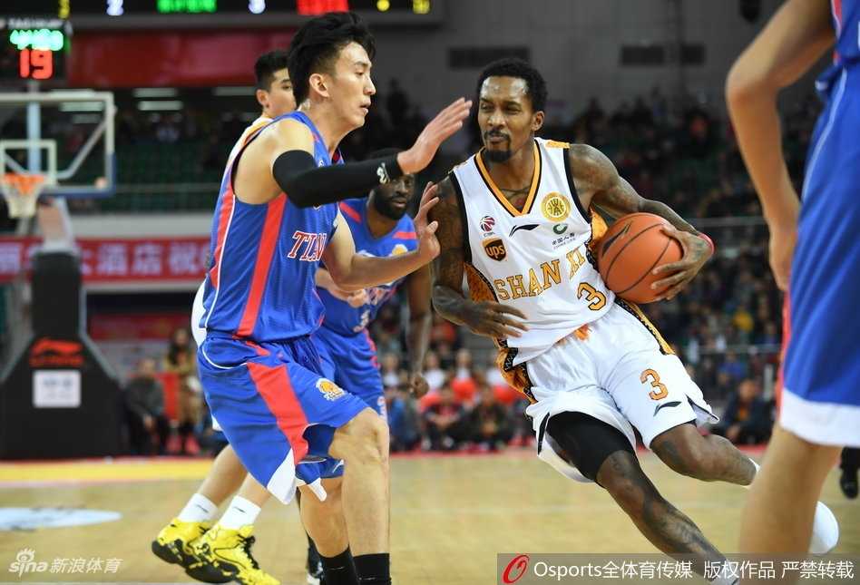 闫鹏飞篮下接球后，无视防守球员，双手大力灌篮，将球狠狠砸进篮筐，气势如虹。