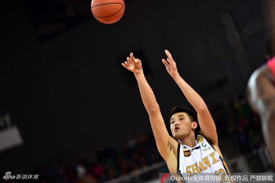 山西队快攻机会，詹宁斯如猎豹般迅猛杀入天津队禁区，面对补防球员，空中巧妙拉杆上篮。