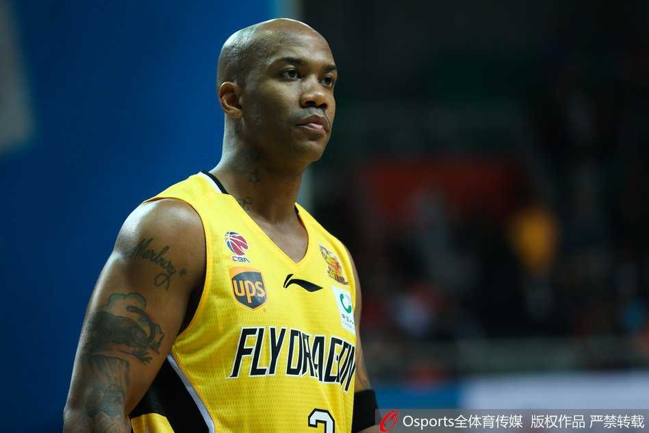 三外援联袂献技奏凯歌,马布里首秀憾负江宁 比赛哨声吹响瞬间,南京同曦主场灯光璀璨,地板映出主队标志,球迷们挥舞着充气棒,仿佛一片蓝色的海洋在翻腾,大战一触即发。