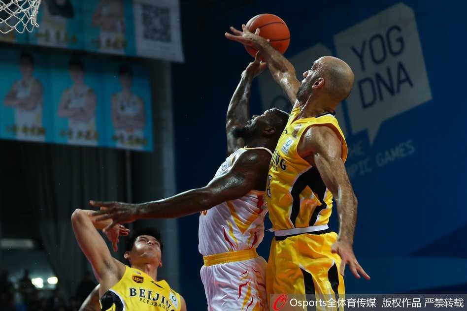 三外援联袂献技奏凯歌,马布里首秀憾负江宁 马布里在人群中强行突破,他双眼圆睁,目光如炬,护球手死死卡住防守球员,任凭对手拉拽,这位40岁的老将依然坚定地迈出每一步,只为撕开那微弱的追分希望。