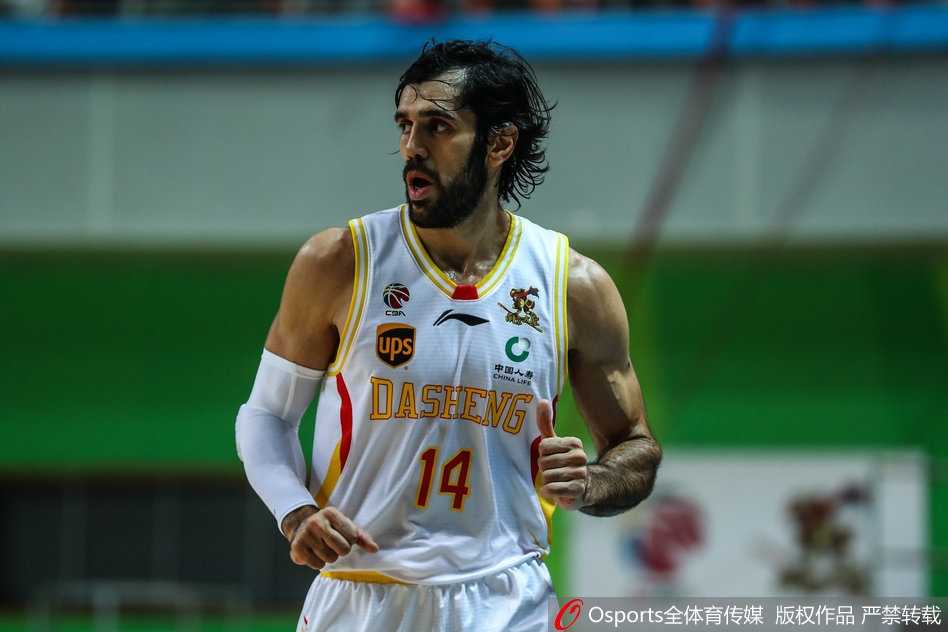 三外援联袂献技奏凯歌,马布里首秀憾负江宁 比赛结束的瞬间,同曦球员们紧紧拥抱在一起,巴赫拉米振臂高呼,脸上洋溢着胜利的喜悦与如释重负的表情,身后的记分牌永远定格在了119-113,宣告着这场开门红的来之不易。